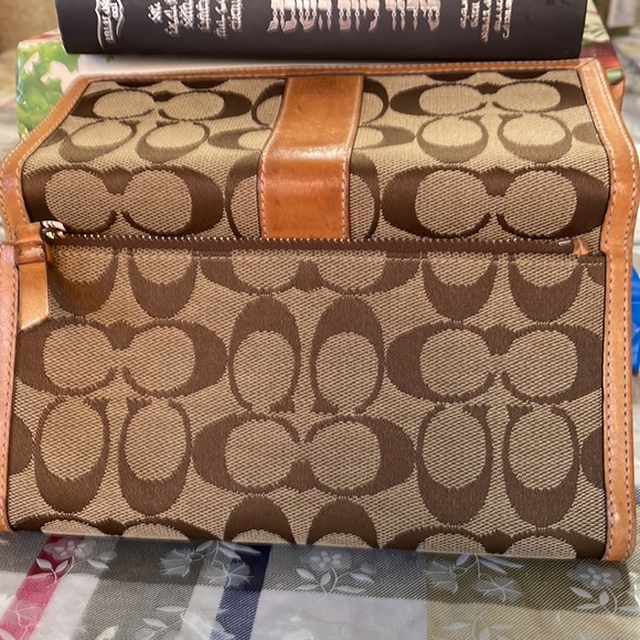 🎁PRICE REDUCED.COACH LEATHER SNAP WALLET PRELOVED CONDITION (FREE GIFT 🎁 - Picture 5 of 7